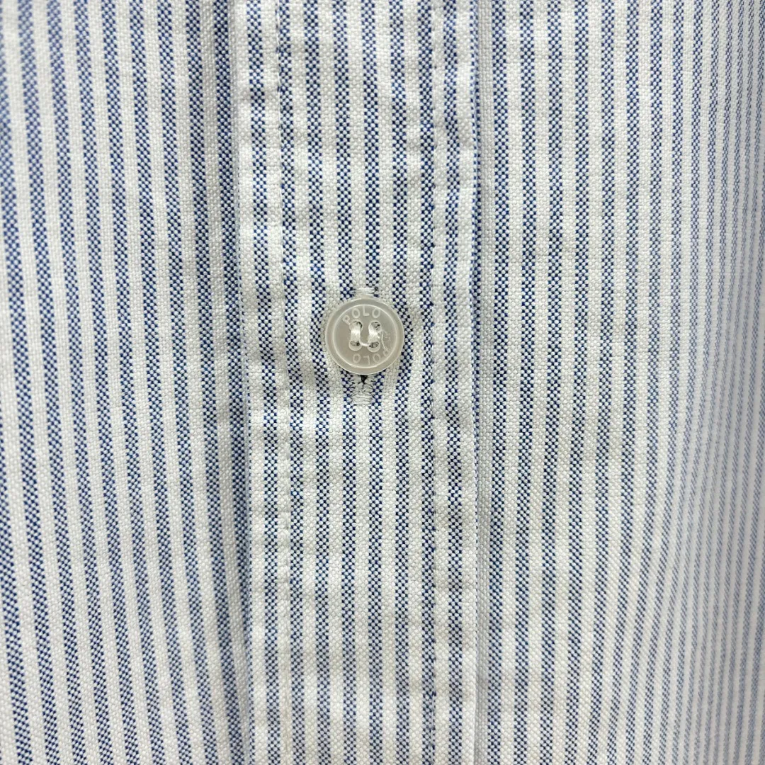 🅿️230 Ralph Lauren/Ralph Lauren imitation striped embroidered shirt. It is made of 100% cotton Oxford fabric. The 100% cotton material makes it very breathable. It is comfortable to wear and not easy to sweat. It has a loose fit and a three-dimensional upper body. The lines are smooth and natural. From the shoulder line to the waistline and then to the hem, the line transition is smooth. There are no unnecessary folds or accumulation. The whole body is neat and stretched. The chest is embellished with the iconic pony embroidery. It is simple but highly recognizable. The color transition of the embroidery thread is natural. The stitches are even and the spacing is uniform and the stitches can be connected naturally. The lines are smooth and not stiff. Color: Blue Size: S M L XL